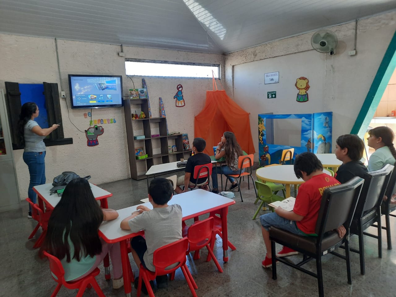 Taller  de "Educación ambiental y emprendimiento" , dirigido a niños(as) entre 7 y 12 años. Biblioteca Pública de Grecia. Enero 2023.